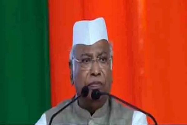 कांग्रेस अधिवेशन में पार्टी अध्यक्ष खडग़े बोले, भाजपा सरकार विपक्ष को बोलने नहीं देती