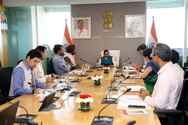 श्री प्रल्हाद वेंकटेश जोशी] माननीय कैबिनेट मंत्री] एम-एन-आर-ई-भारत सरकार से क्रेडा के माननीय अध्यक्ष एवं सी-ई-ओ-] क्रेडा द्वारा सौर ऊर्जा से संबंधित विभिन्न योजनाओं के संबंध में दिल्ली में हुई सार्थक बैठक।