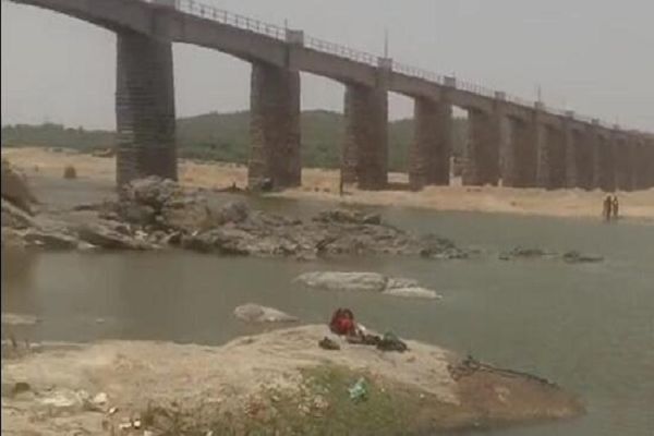 नदी में डूबे 11 युवक, 8 की मौत, 3 लापता...
