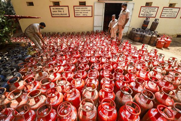 कमर्शियल एलपीजी सिलेंडर की कीमत 51.50 रुपए घटी