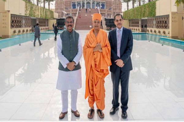 बीएपीएस हिंदू मंदिर की सुंदरता देख अभिभूत हुए धर्मेंद्र प्रधान