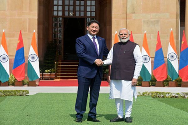 प्रधानमंत्री मोदी से मिले मंगोलियाई राष्ट्रपति खुरेलसुख उखना