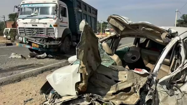 अस्पताल से नवजात को लेकर घर लौट रहा परिवार भीषण हादसे का शिकार, दो की मौत