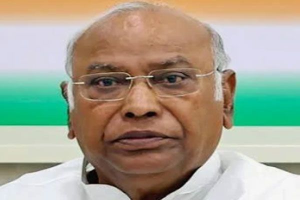 मनरेगा पर देशव्यापी आंदोलन की सख्त जरूरत : खरगे