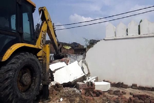 संभल में प्रशासन का बड़ा एक्शन, अवैध मस्जिद और मदरसे पर चला बुलडोजर