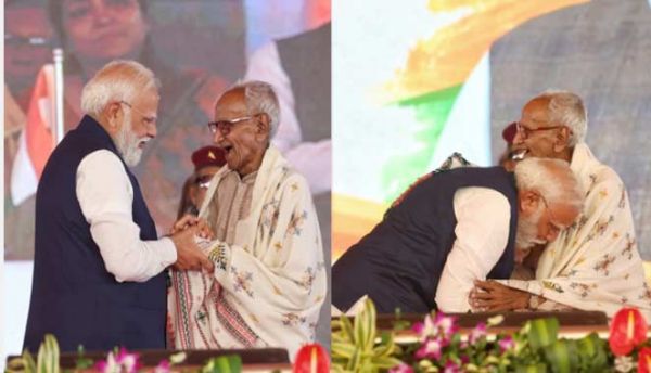 पीएम मोदी ने छुए माखनलाल के पैर और स्नेह से लगाया गले