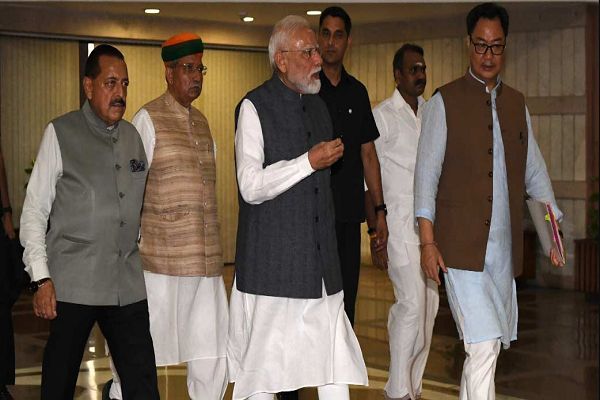 सरकार की पहली प्राथमिकता छात्रों का भविष्य सुरक्षित रखना : मोदी