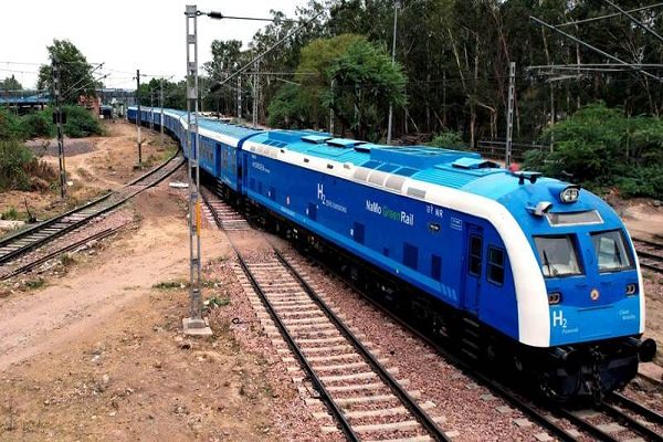 डीज़ल के धुएँ की जगह केवल जलवाष्प का उत्सर्जन, भारत की हाइड्रोजन ट्रेन की कहानी