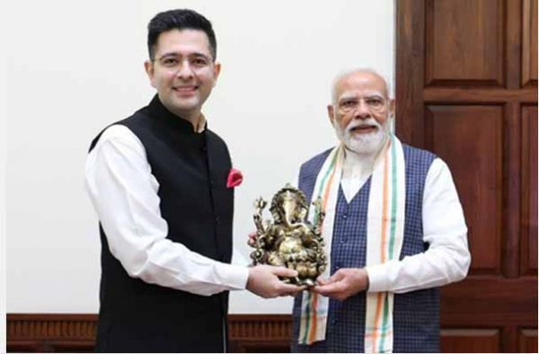 राघव चड्ढा ने पीएम मोदी को भेंट की भगवान गणेश की मूर्ति