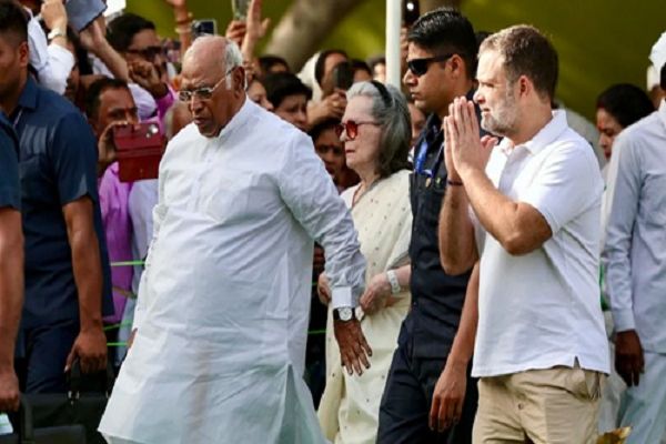 वंदे मातरम' के सिर्फ दो पद गाने के फैसले पर कांग्रेस अडिग, BJP का विपक्ष पर हमला- 'ये नई मुस्लिम लीग है'