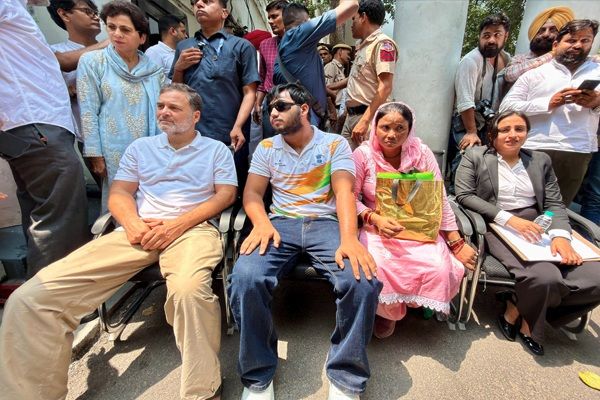 DCP ऑफिस के बाहर धरने पर बैठे राहुल गांधी, FIR को लेकर दिल्ली पुलिस से टकराव