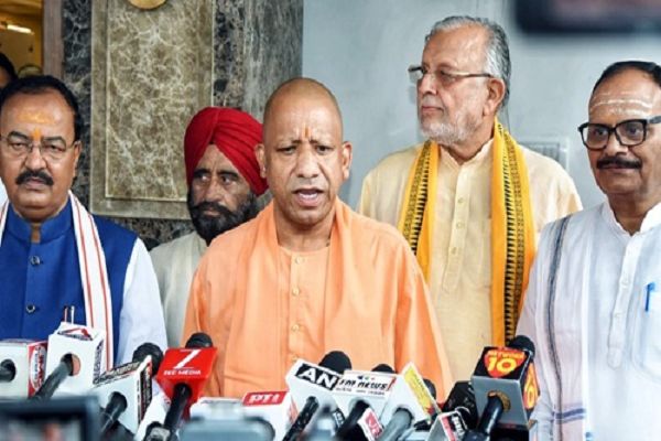 पीडीए के पी' पर सीएम योगी का अखिलेश पर तंज: आज पिछड़ा, कल पंडित, परसों पाकिस्तान भी!
