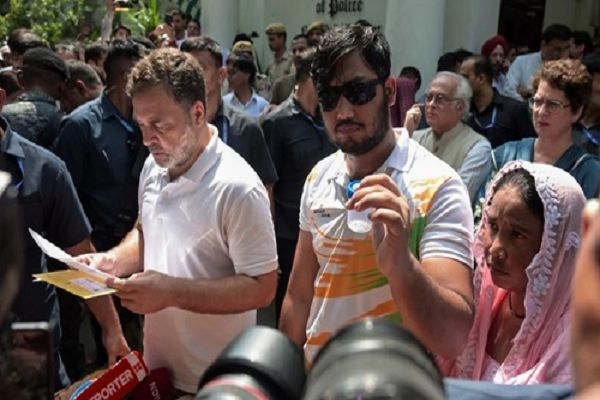 राहुल गांधी की मांग के बाद दिल्ली पुलिस ने पैलेट गन मामले में एफआईआर की दर्ज