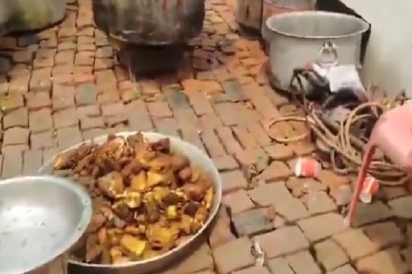 अयोध्या में सावन में मछली दावत पर बवाल, कांग्रेस नेता ने दिया 'संवैधानिक अधिकार' का हवाला