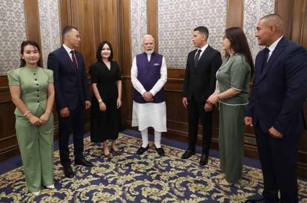 बिश्केक में प्रधानमंत्री मोदी का भारतीय समुदाय ने किया स्वागत