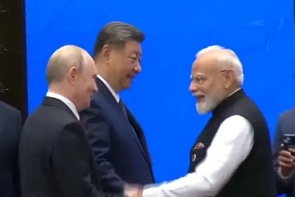 SCO समिट में मोदी-शी जिनपिंग की मुलाकात, हाथ मिलाकर हुई बातचीत