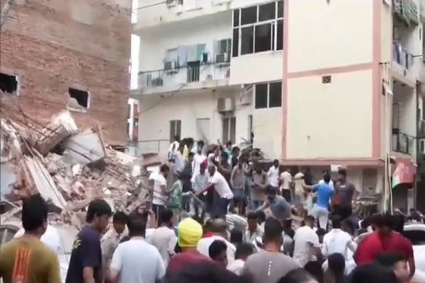 दिल्ली में बड़ा हादसा: सत्य निकेतन में गिरी इमारत, छात्रों के दबे होने की आशंका