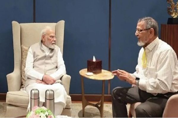 पीएम मोगी से मिले 81 वर्षीय सहपाठी असगर वोरा,बीजेपी एमएलए ने वापस की भायंदर की विवादित ज़मीन