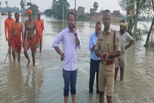 सारण में तटबंध टूटने से बिगड़े हालात, कई गांवों में घुसा बाढ़ का पानी