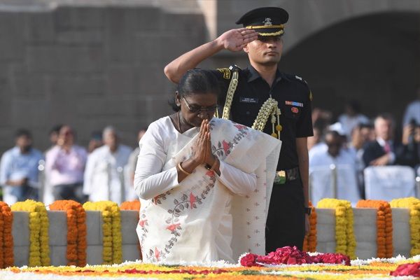 गांधी-शास्त्री जयंती पर राष्ट्रपति मुर्मु और उपराष्ट्रपति राधाकृष्णन ने दी श्रद्धांजलि