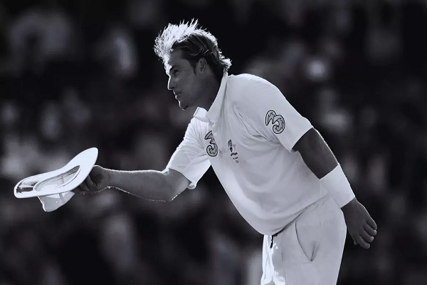 IND vs AUS: मेलबर्न में शेन वॉर्न को दी गई श्रद्धांजलि, बच्चों ने पिता की याद में फ्लॉपी हैट लहराई