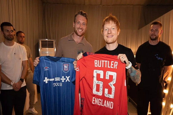 IND vs ENG: Ed Sheeran ने पुणे में की इंग्&zwj;लैंड क्रिकेट टीम से मुलाकात, जोस बटलर ने पॉप स्&zwj;टार को दिया स्&zwj;पेशल गिफ्ट