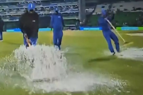 AFG vs AUS: मैदान साफ करते गिर पड़ा ग्राउंड्समैन, पाकिस्तान की हो गई फजीहत, सोशल मीडिया पर लगी क्लास