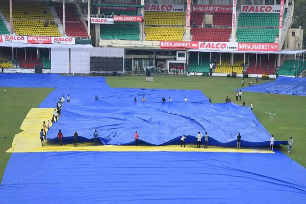 IND vs BAN 2nd Test: कानपुर टेस्ट पर मंडराया खतरा, एक दिन पहले बारिश के चलते ढका गया ग्रीन पार्क स्टेडियम