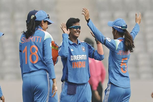 ICC Women's ODI Rankings: 2 फिफ्टी लगाने वालीं Smriti Mandhana को झटका, Deepti Sharma ने लगाई छलांग