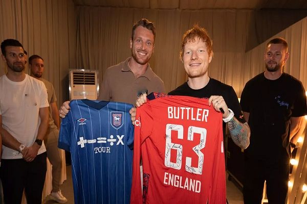 IND vs ENG: Ed Sheeran ने पुणे में की इंग्&zwj;लैंड क्रिकेट टीम से मुलाकात, जोस बटलर ने पॉप स्&zwj;टार को दिया स्&zwj;पेशल गिफ्ट