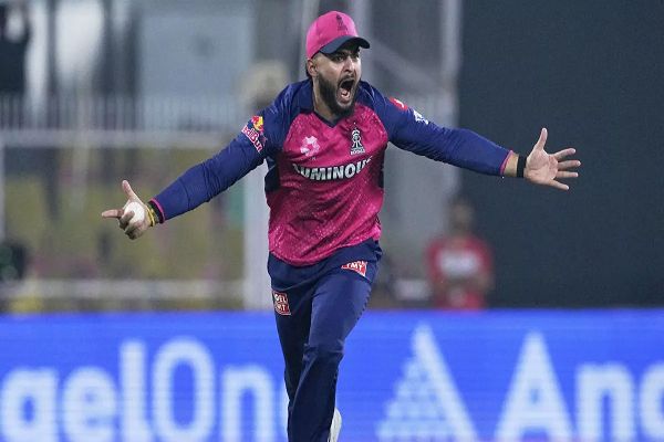 IPL 2025: CSK पर मिली जीत के बावजूद RR को लगा झटका, कप्तान Riyan Parag पर BCCI ने ठोका मोटा जुर्माना